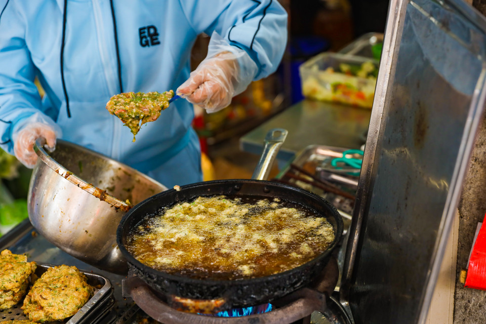 Chả rươi phải đổ thành bánh không quá dày cũng không quá mỏng và rán bằng mỡ nóng già. Khi rán phải khéo để miếng chả được chín vàng nhưng không bị khô. (Ảnh: PV/Vietnam+)