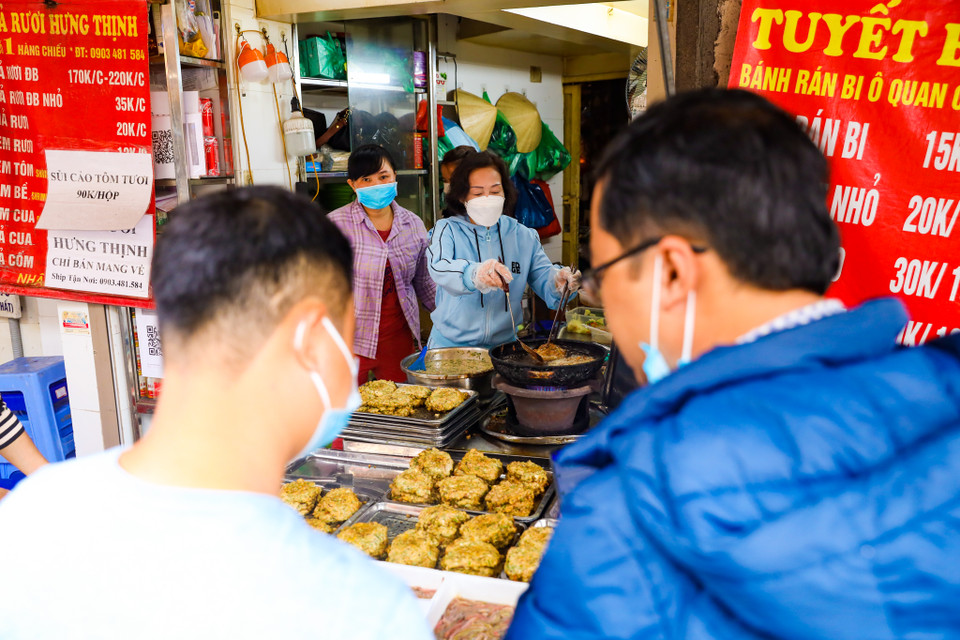 Gió nhè nhẹ, nắng hanh hao càng làm món chả rươi "đi vào lòng" thực khách trong những ngày thời tiết giao mùa. (Ảnh: PV/Vietnam+)