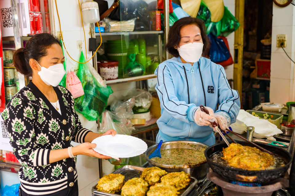 Rươi được đúc với trứng nóng hổi, rán dầu hoặc mỡ lợn vàng ươm khiến ai đi qua không thể kìm lòng. (Ảnh: PV/Vietnam+)