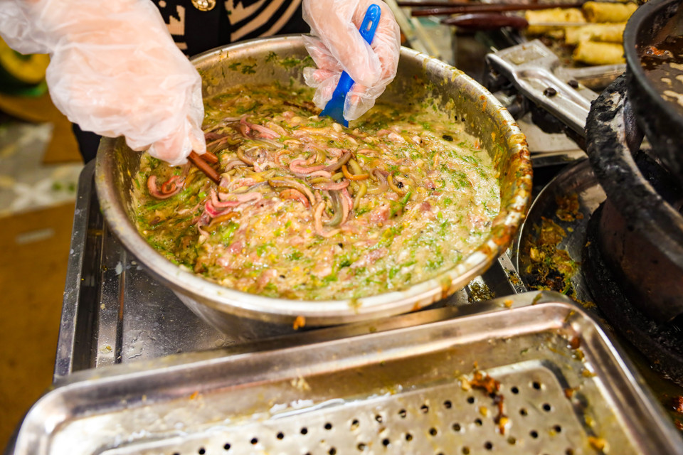 Nguyên liệu làm chả rươi phải thêm một ít thịt lợn nạc xay nhuyễn, trứng gà, vỏ quýt, hành hoa, thìa là rồi xay đều. Đây chính là 'bí kíp' giúp chả rươi đạt đến sự tinh tế, ngọt ngào. (Ảnh: PV/Vietnam+)