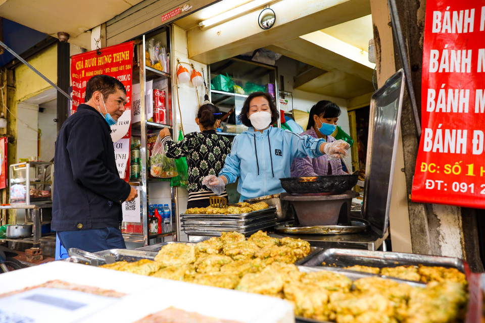 Món chả rươi luôn hấp dẫn thực khách mỗi dịp Thu về. (Ảnh: PV/Vietnam+)