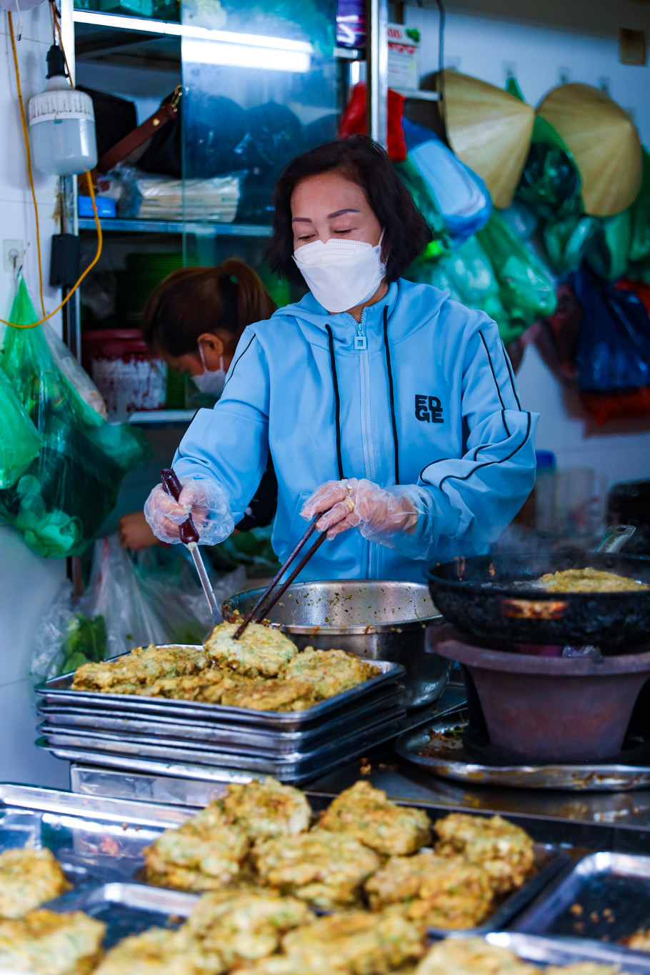 Trước đây cửa hàng cô Nhâm hay bán theo vụ, nhưng do thị hiếu của khách hàng nên dần dần cửa hàng mở bán quanh năm. (Ảnh: PV/Vietnam+)