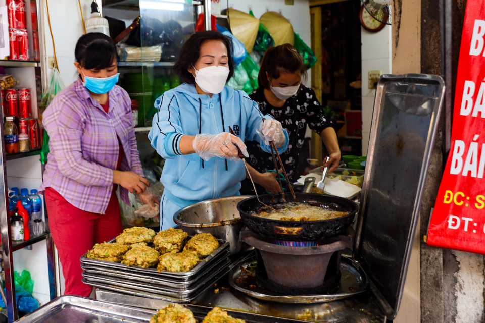 Nằm ngay gần Ô Quan Chưởng, quán chả rươi số 1 Hàng Chiếu của cô Nhâm luôn tấp nập khách đến thưởng thức món ăn đặc sản này. (Ảnh: PV/Vietnam+)