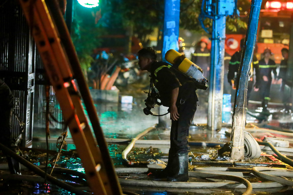 Lực lượng cứu hỏa đang cố gắng tiếp cận hiện trường. (Ảnh: Minh Sơn/Vietnam+)