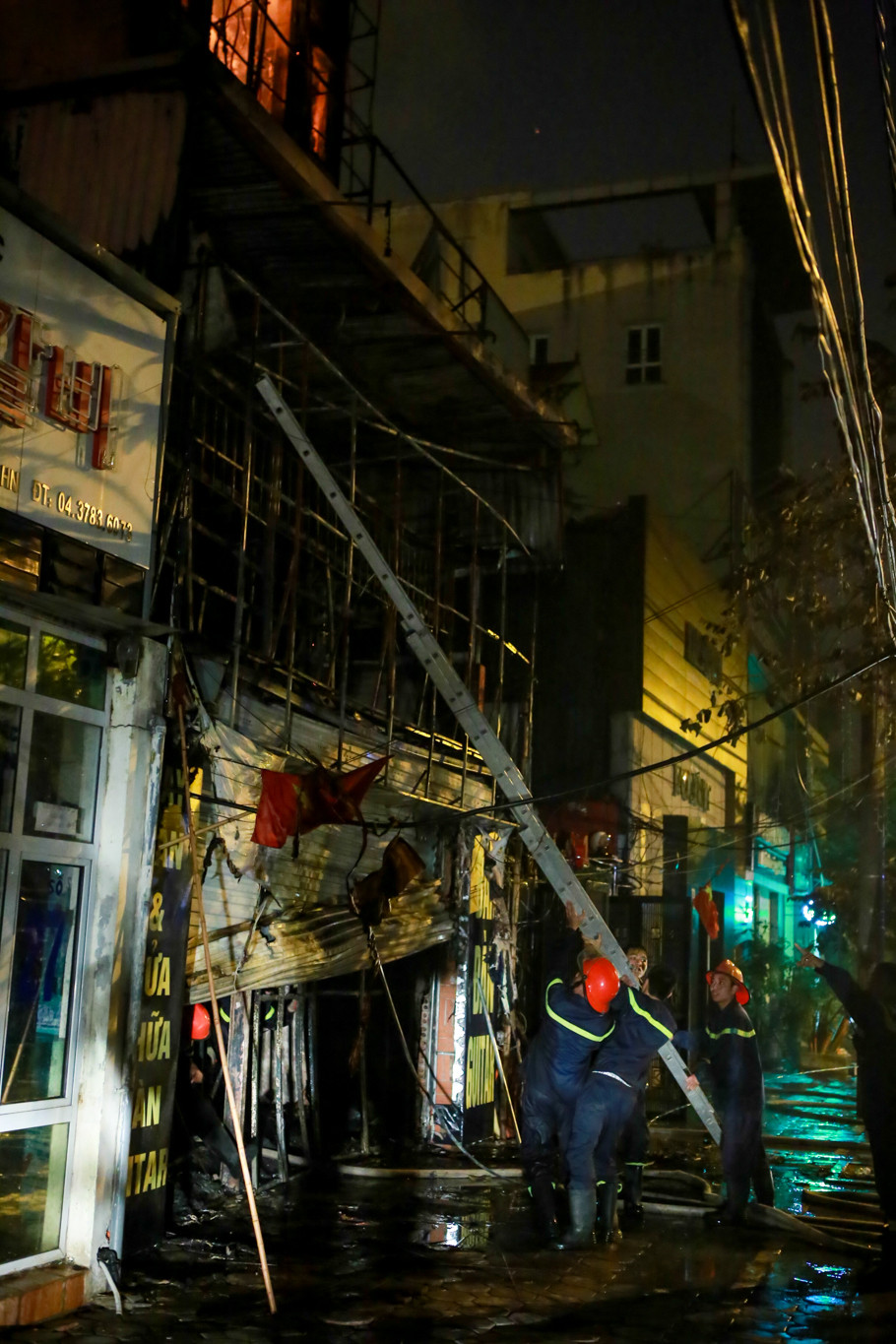Đến khoảng 3 giờ sáng, đám cháy cơ bản đã được khống chế thành công. (Ảnh: Minh Sơn/Vietnam+)