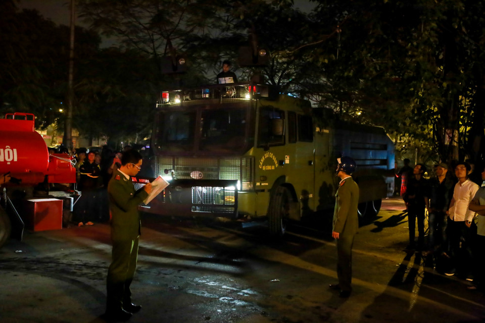 Lực lượng chức năng đã tăng cường một xe phun nước đặc chủng chống bạo động của lực lượng cảnh sát cơ động đến để tham gia công tác chữa cháy. (Ảnh: Minh Sơn/Vietnam+)