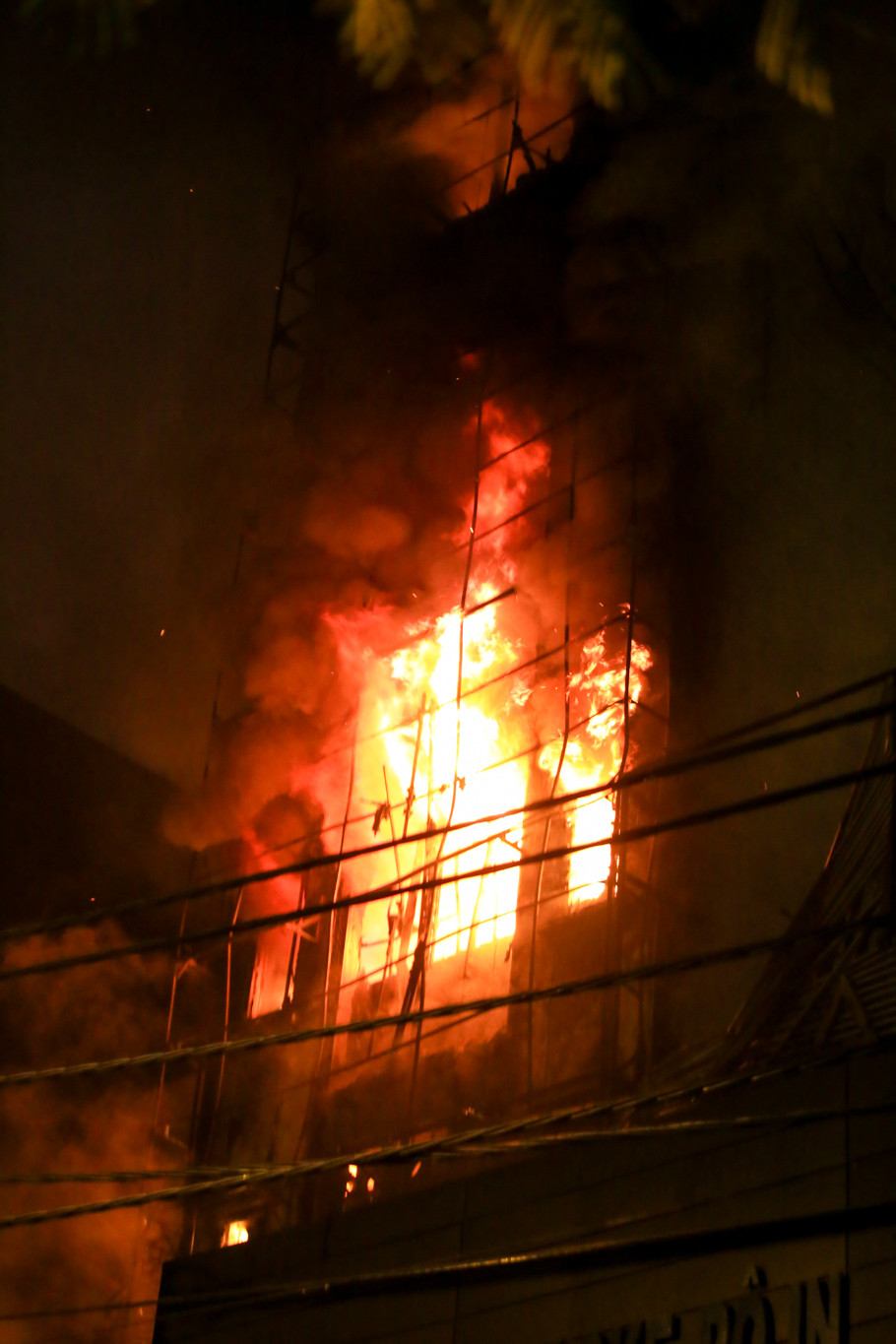 Ngọn lửa bùng phát dữ dội thiêu rụi cả 6 tầng quán karaoke số 31 Nguyễn Khang. (Ảnh: Minh Sơn/Vietnam+)