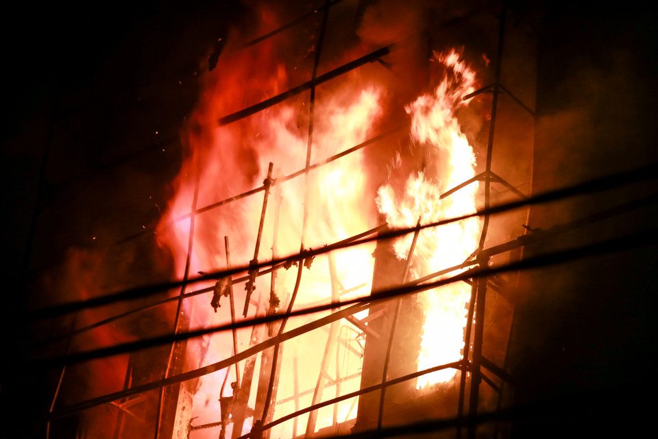 Toàn bộ biển quảng cáo bị cháy rụi trơ khung sắt. (Ảnh: Minh Sơn/Vietnam+)