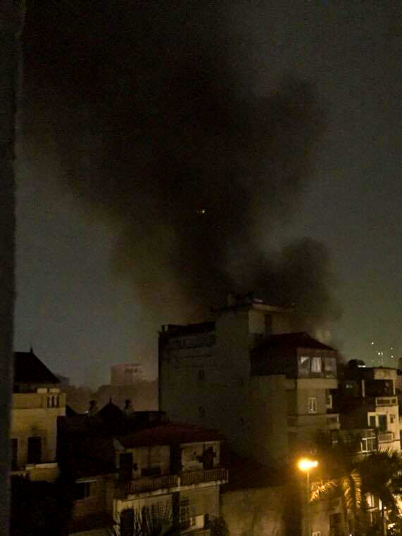 Khoảng 0h15 đêm ngày 24/12, nhiều người dân sống tại đường Nguyễn Khang (Cầu Giấy, Hà Nội) vô cùng hoảng sợ khi phát hiện đám cháy lớn bùng lên từ ngôi nhà số 29 Nguyễn Khang. (Ảnh: Minh Sơn/Vietnam+)