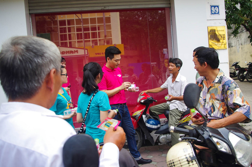 Những người lao động tại Thủ đô mới thực sự vui khi nhận được món quà thiết thực. (Ảnh: Minh Sơn/Vietnam+)