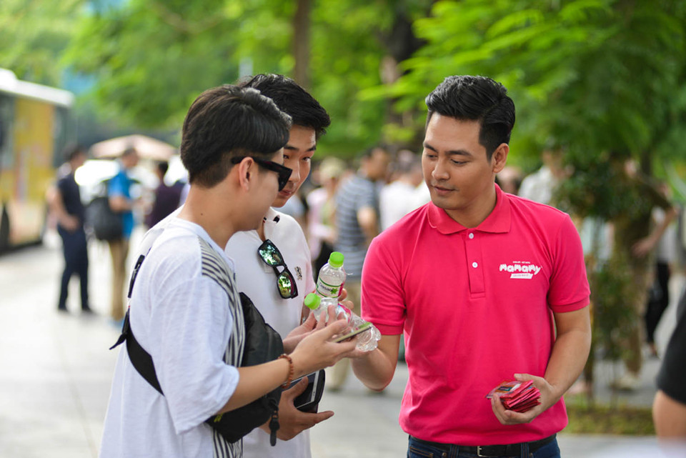 Một số người tỏ ra bất ngờ khi nhận được quà. (Ảnh: Minh Sơn/Vietnam+)