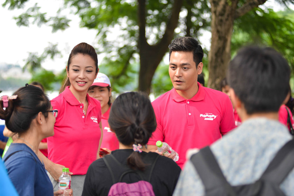 Hành trình phát khăn ướt xuất phát từ Cung Thiếu nhi Hà Nội, sau đó vòng qua khu vực tượng đài Lý Thái Tổ, Hồ Gươm, dọc đường Lê Duẩn và ga Hà Nội. (Ảnh: Minh Sơn/Vietnam+)