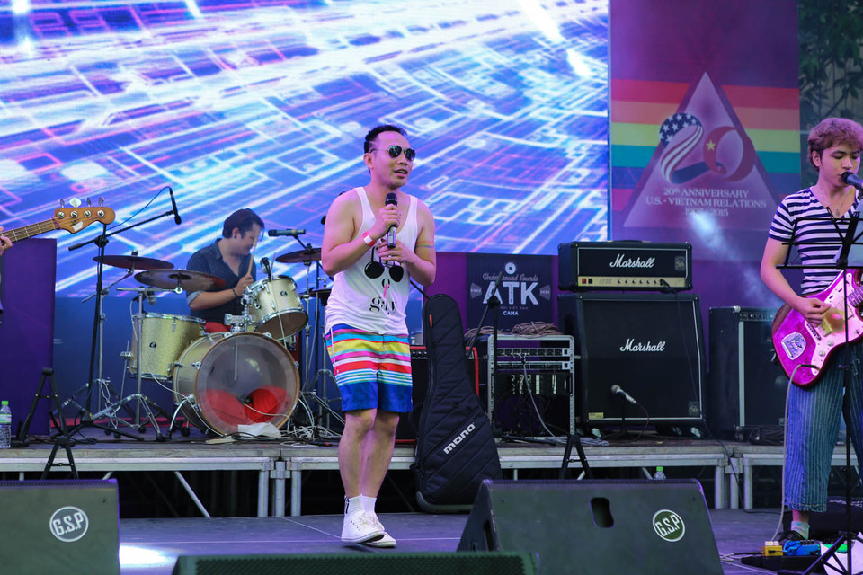 Đây là chương trình nhằm nâng cao nhận thức về những vấn đề liên quan đến cộng đồng người đồng tính nữ, người đồng tính nam, song tính luyến ái, chuyển giới (LGBT). (Ảnh: Vietnam+)