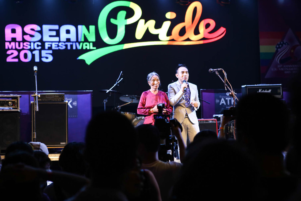 Trong chương trình rất nhiều vị khách đặc biệt được mời tham dự, trong hình là một bà mẹ có người con đồng tính. (Ảnh: Vietnam+)