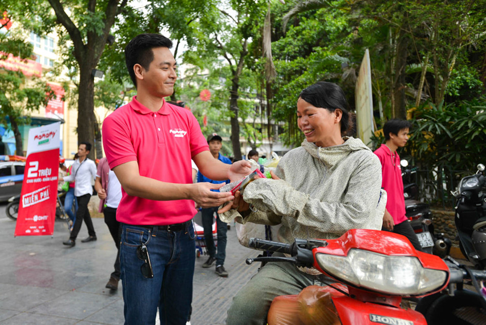 Những người lao động tại Thủ đô mới thực sự vui khi nhận được món quà thiết thực. (Ảnh: Minh Sơn/Vietnam+)