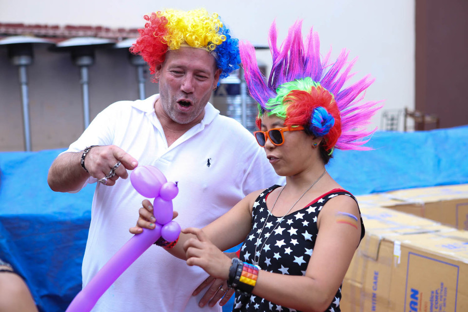 Rất đông người Mỹ sinh sống tại Việt Nam cũng hào hứng tham gia chương trình này. (Ảnh: Minh Sơn/Vietnam+)