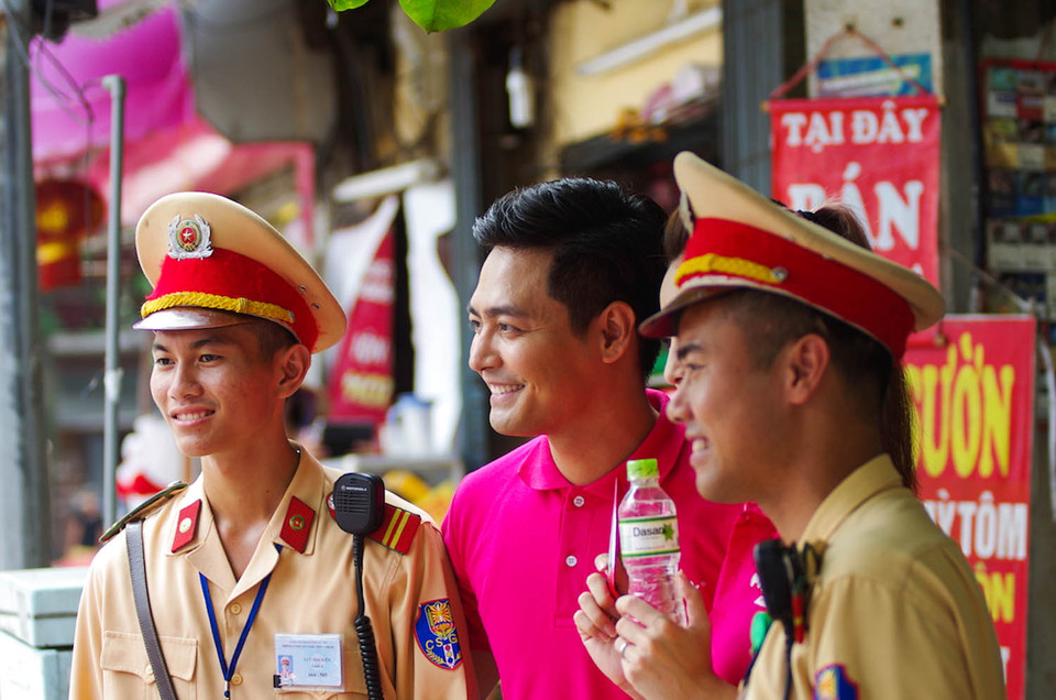 MC Phan Anh cũng không kém sự nhiệt tình khi tận tay trao quà cho những chiến sỹ cảnh sát giao thông ngày ngày phơi mình giữa trời nắng nóng làm việc. (Ảnh: Minh Sơn/Vietnam+)