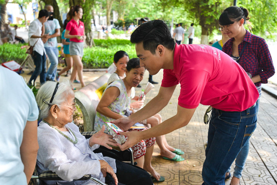 Những người lao động tại Thủ đô mới thực sự vui khi nhận được món quà thiết thực. (Ảnh: Minh Sơn/Vietnam+)