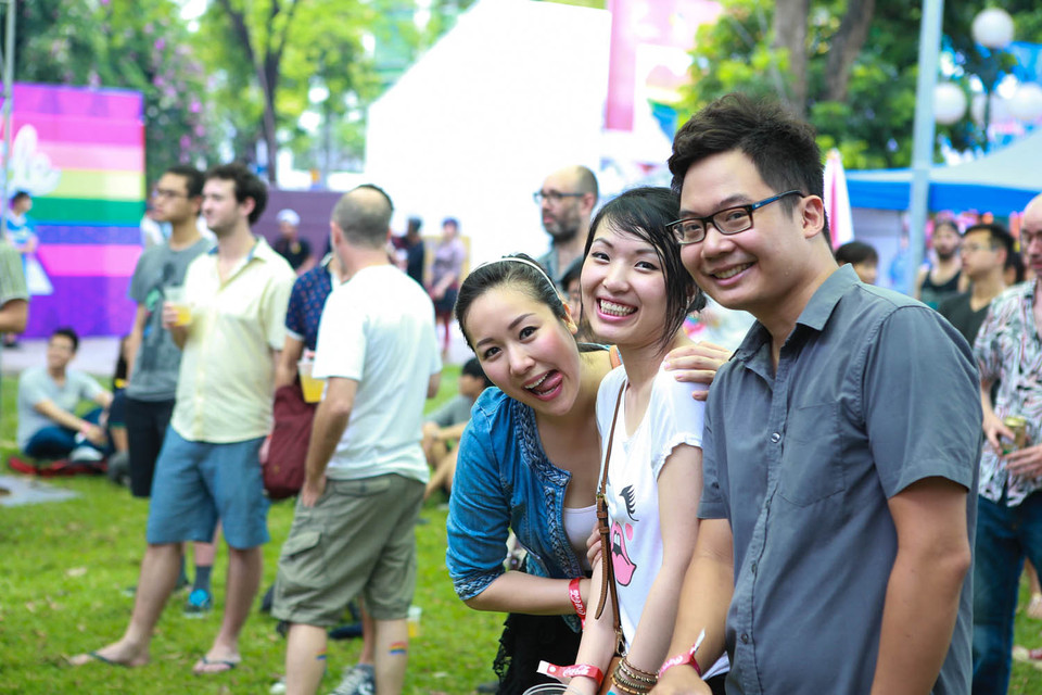 Hoài An (áo xanh), một thành viên của cộng đồng LGBT đã chia sẻ, em rất thích thú với lễ hội dành riêng cho cộng đồng mình, hy vọng mọi người sẽ hiểu thêm được về những người trong giới này. (Ảnh: Minh Sơn/Vietnam+)