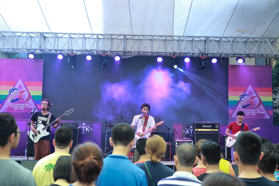 Các ban nhạc rock khuấy động chương trình bằng những ca khúc đầy sôi động. (Ảnh: Vietnam+)