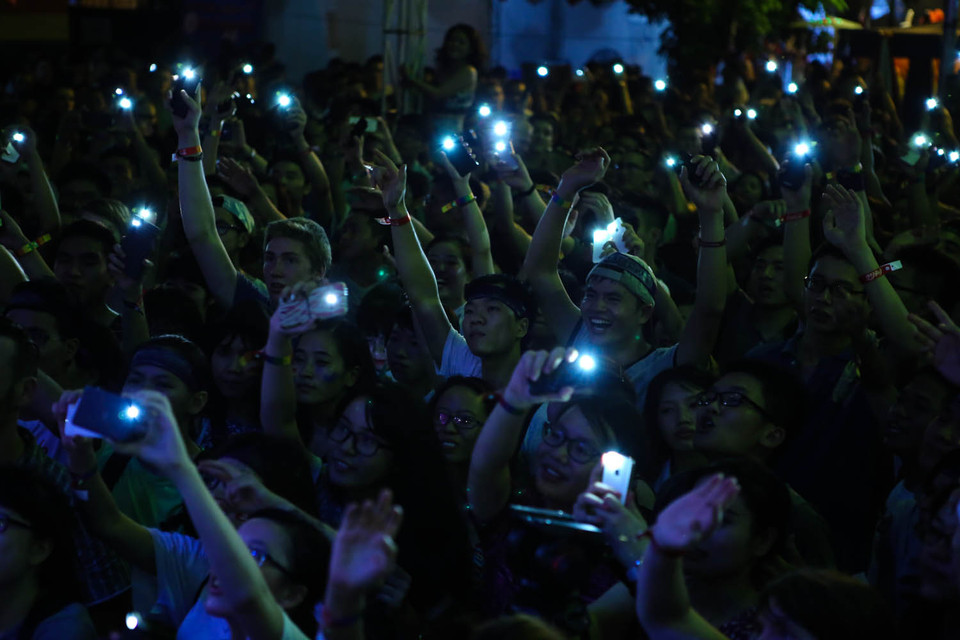 Các bạn trẻ cùng chung tay thắp lên những tia hy vọng về một ngày mai đầy tươi sáng cho những người thuộc cộng đồng LGBT. (Ảnh: Vietnam+)