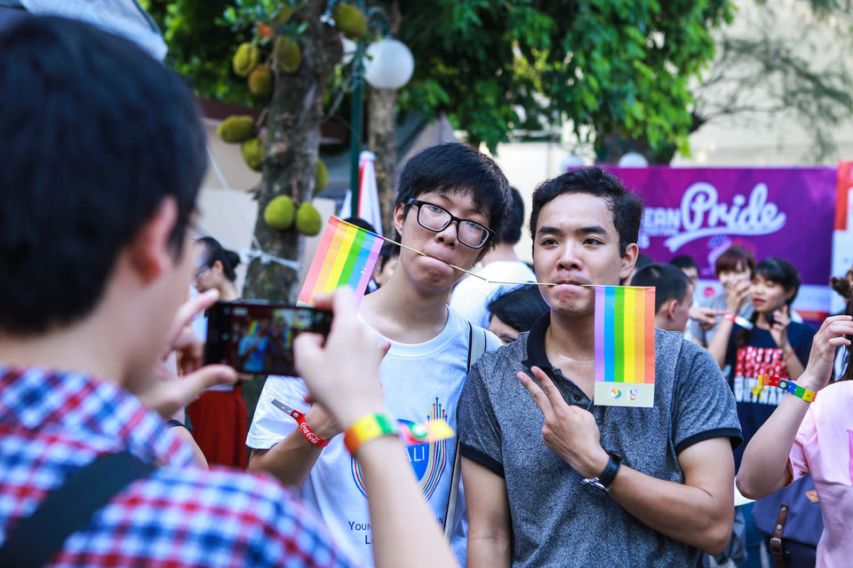 Những bạn trẻ, những cặp đôi đồng tính tại Việt Nam nhân dịp này đến tham dự chương trình để cùng chung tay ủng hộ cộng đồng LGBT tại Việt Nam nói riêng và thế giới nói chung. (Ảnh: Vietnam+)