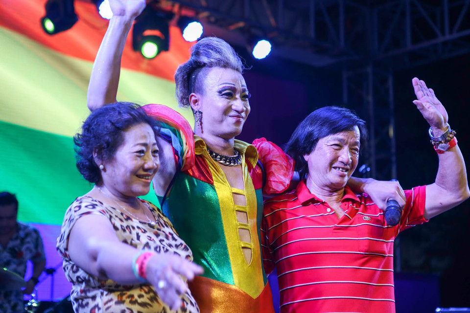 Dancer đồng tính Tô Lâm đã gần như bật khóc khi dẫn ba mẹ mình lên sân khấu chào khán giả. (Ảnh: Vietnam+)