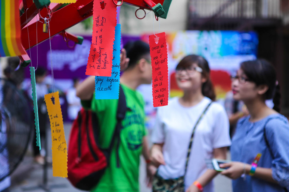 Cây nguyện ước được cộng đồng LGBT dựng lên với mong muốn của mình trở thành hiện thực. (Ảnh: Vietnam+)