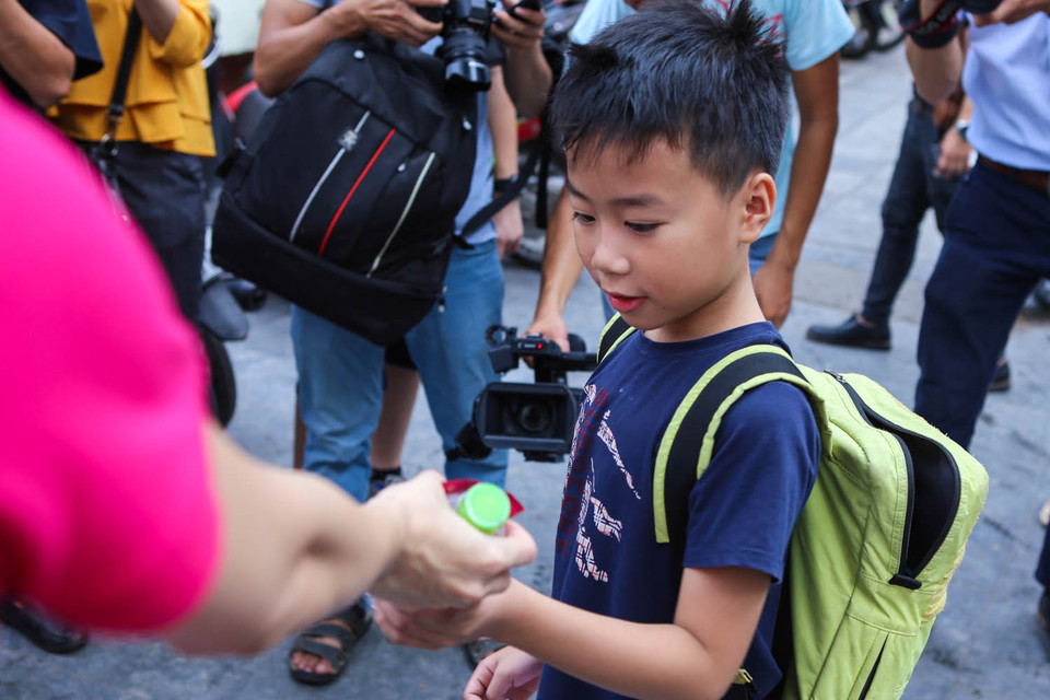 Nhiều em nhỏ tỏ ra thích thú khi được cô hoa hậu xinh đẹp trao món quà nhỏ nhưng rất thiết thực. (Ảnh: Minh Sơn/Vietnam+)