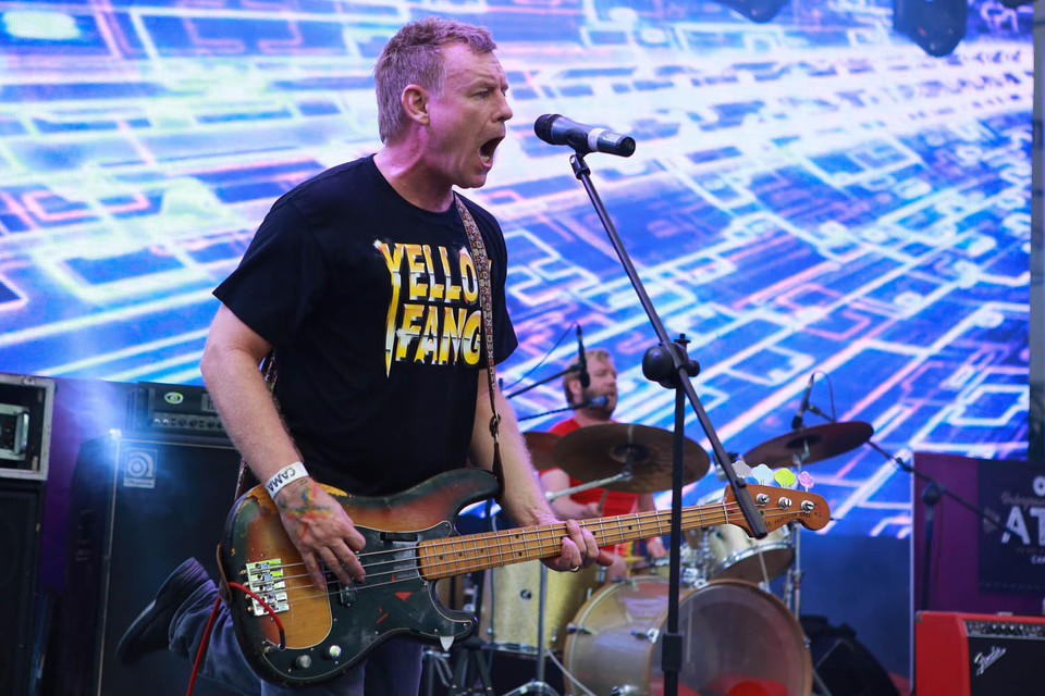 Ban nhạc Yellow Fang cháy hết mình trong những bản nhạc rock sôi động. (Ảnh: Minh Sơn/Vietnam+)