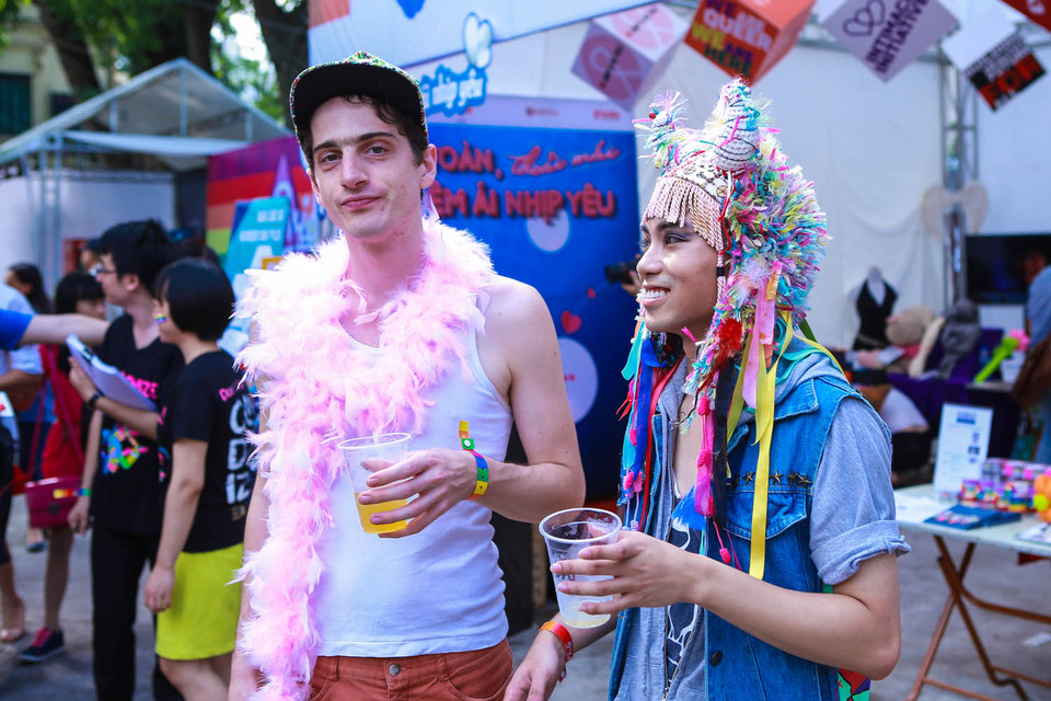 Rất đông người Mỹ đang sinh sống và làm việc tại Việt Nam đã đến tham dự chương trình, trong số đó có rất nhiều cặp đôi đồng tính. (Ảnh: Vietnam+)