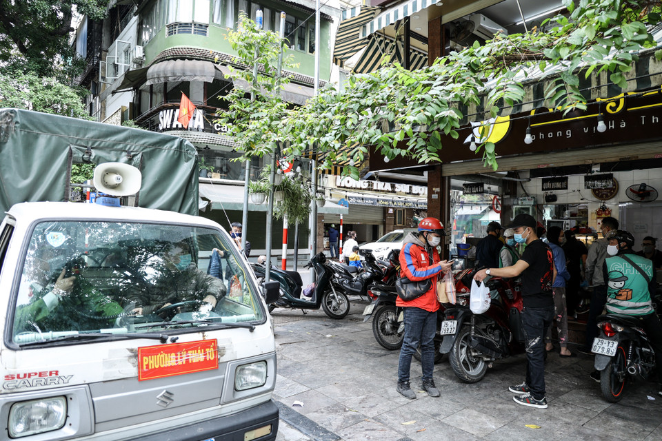 Theo ghi nhận, đa số các nhà hàng, quán cà phê thực hiện nghiêm túc yêu cầu của thành phố. (Ảnh: Minh Sơn/Vietnam+)