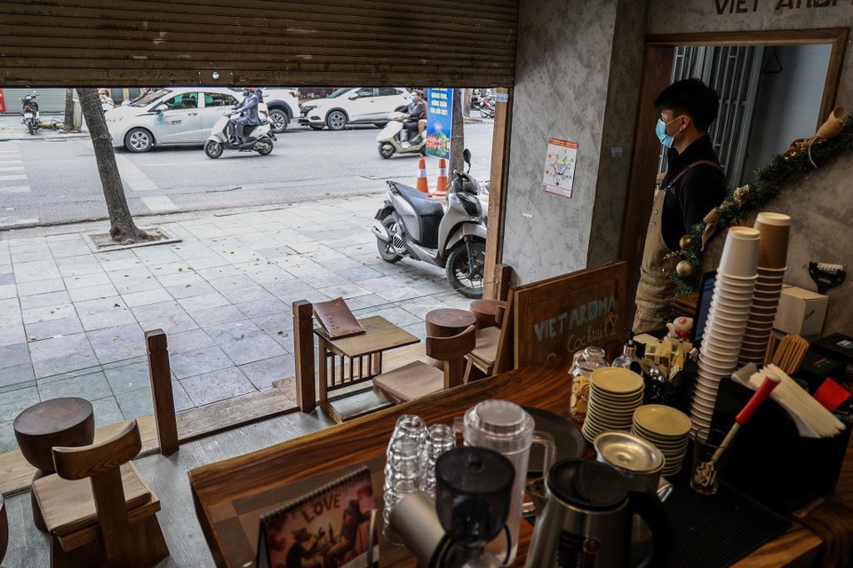 Nhân viên một quán càphê trên đường Nguyễn Hữu Huân cho biết mặc dù việc ngừng bán hàng trực tiếp ảnh hưởng nhiều đến việc kinh doanh nhưng cũng phải chấp nhận để phòng dịch. (Ảnh: Minh Sơn/Vietnam+)