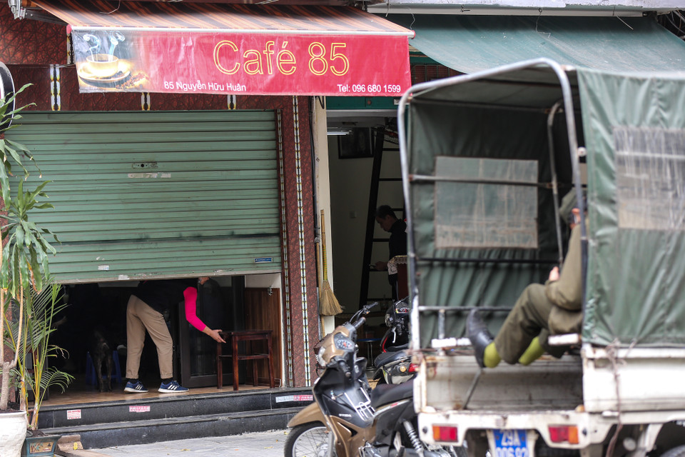 Với những hàng quán ăn, uống mà không đáp ứng đầy đủ việc phòng, chống dịch bệnh theo yêu cầu, lực lượng chức năng sẽ cho dừng hoạt động theo thẩm quyền. (Ảnh: Minh Sơn/Vietnam+)