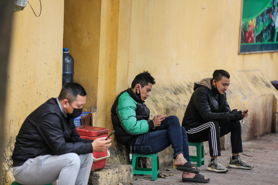 Tuy nhiên, nhiều hàng quán vỉa hè vẫn bất chấp lệnh cấm ngang nhiên bày bán. (Ảnh: Minh Sơn/Vietnam+)