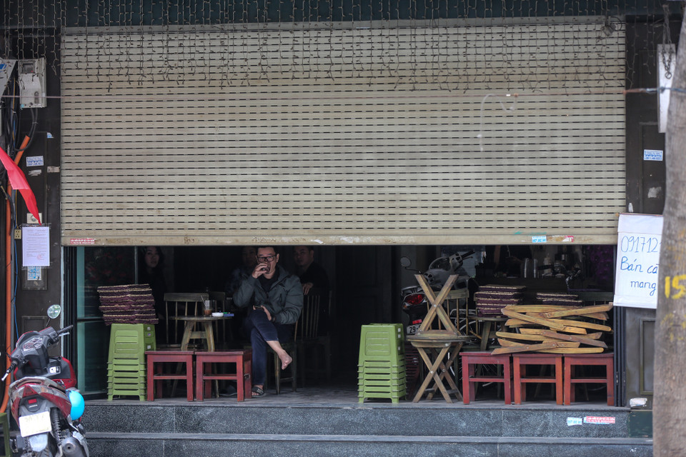 Đối với quán càphê, thành phố Hà Nội đã cho dừng hoạt động, song nhiều cửa hàng vẫn nhận khách. (Ảnh: Minh Sơn/Vietnam+)