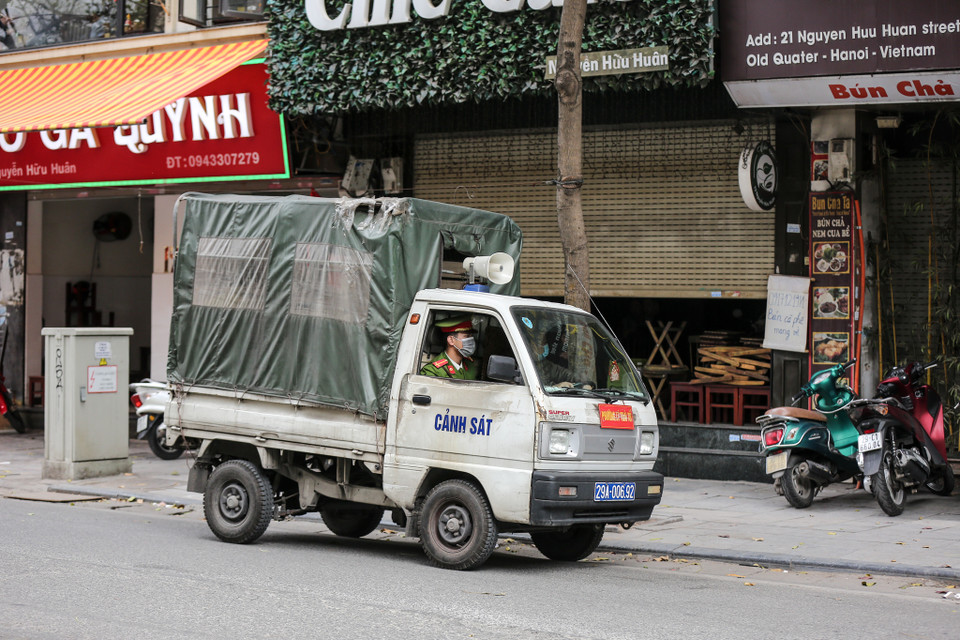 Lực lượng Công an trên địa bàn cũng tổ chức tuần tra, nhắc nhở người dân thực hiện nghiêm túc quy định. (Ảnh: Minh Sơn/Vietnam+)