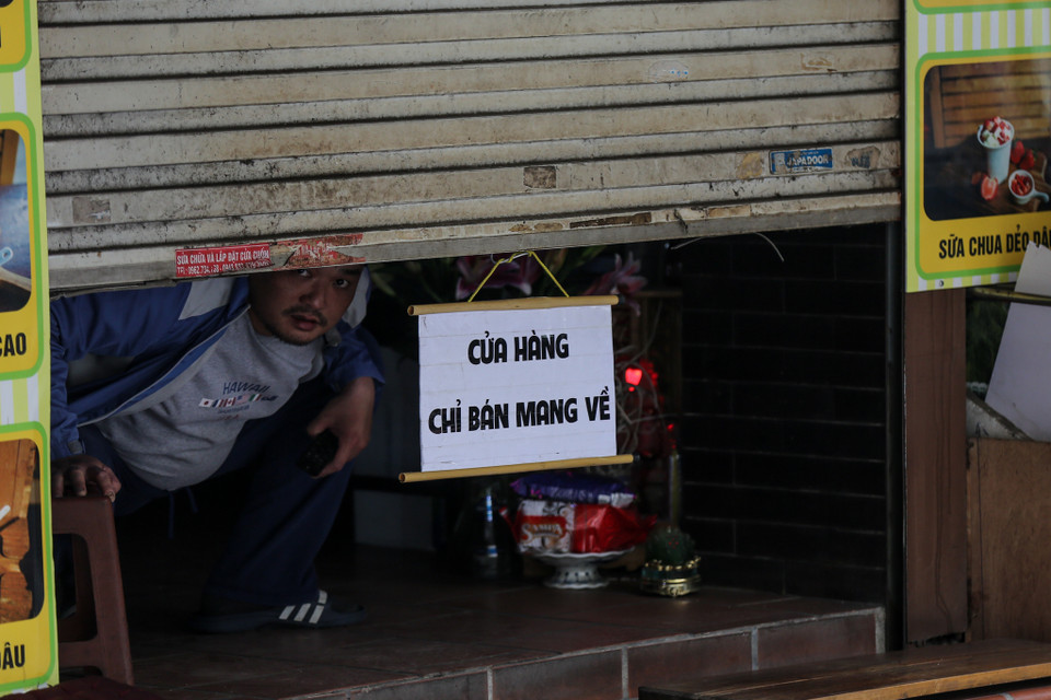 Bên cạnh những nơi đóng cửa, một số quán càphê đã dừng đón khách, chỉ bán hàng mang về nhà hoặc chuyển qua hình thức bán qua mạng. (Ảnh: Minh Sơn/Vietnam+)