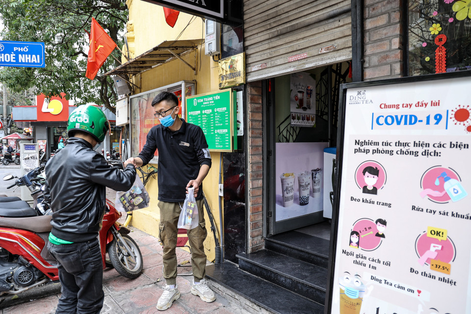 Nhiều nhà hàng, quán ăn, quán cà phê trên địa bàn thành phố đã chuyển sang hình thức bán hàng mang về. (Ảnh: Minh Sơn/Vietnam+)