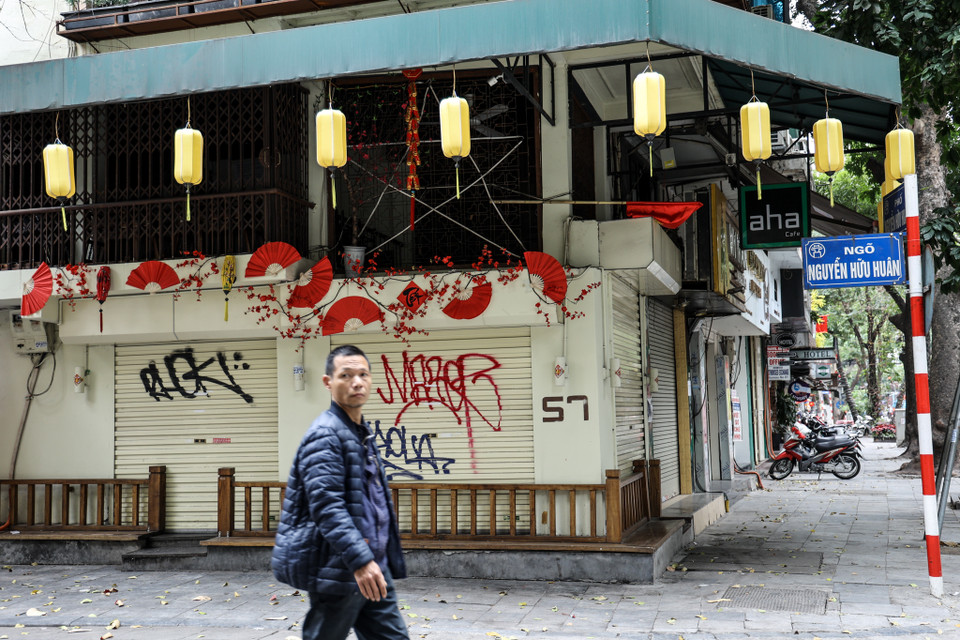 Đa số quán cà phê trên đường Nguyễn Hữu Huân (Hoàn Kiếm, Hà Nội) đã tạm đóng cửa để ứng phó với diễn biến phức tạp của dịch COVID-19. (Ảnh: Minh Sơn/Vietnam+)