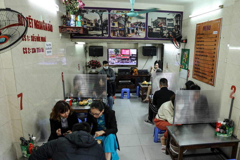 Ngoài các quán càphê, những quán ăn vỉa hè cũng tuân thủ việc đóng cửa phòng dịch. Với những quán ăn trong nhà, chủ quán đã bố trí đầy đủ các chai nước rửa tay sát khuẩn và vệ sinh sạch sẽ hàng quán, giãn cách khách ngồi. (Ảnh: Minh Sơn/Vietnam+)