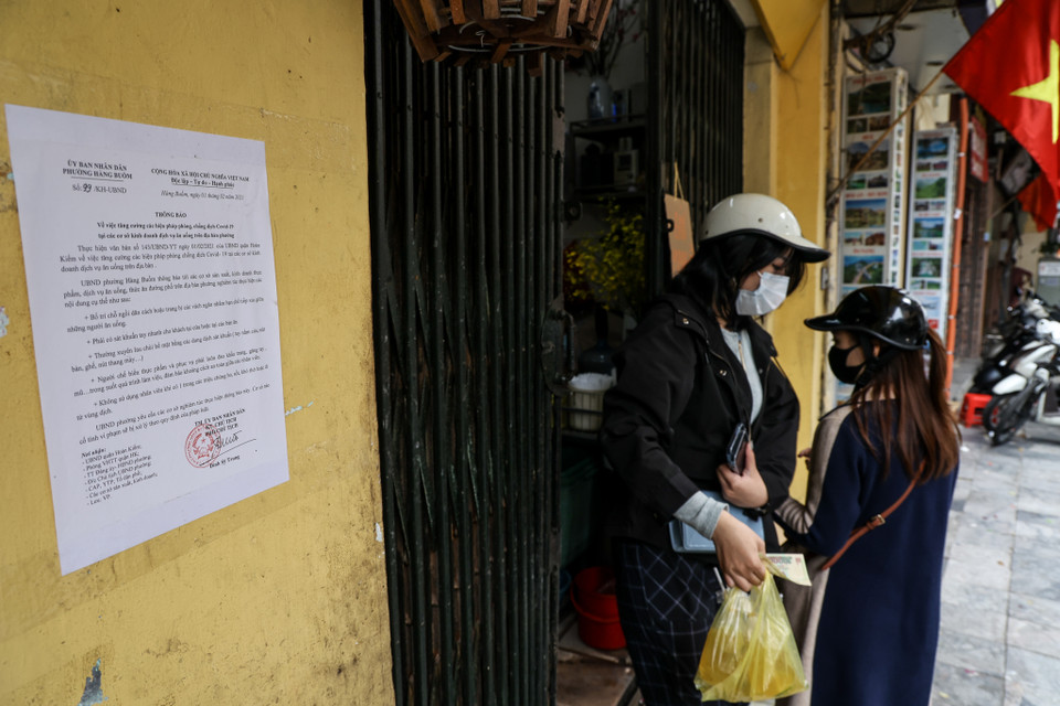 Người dân cũng được khuyến cáo chỉ ra đường trong trường hợp cần thiết và tuân thủ yêu cầu phòng dịch khi ra khỏi nhà. (Ảnh: Minh Sơn/Vietnam+)