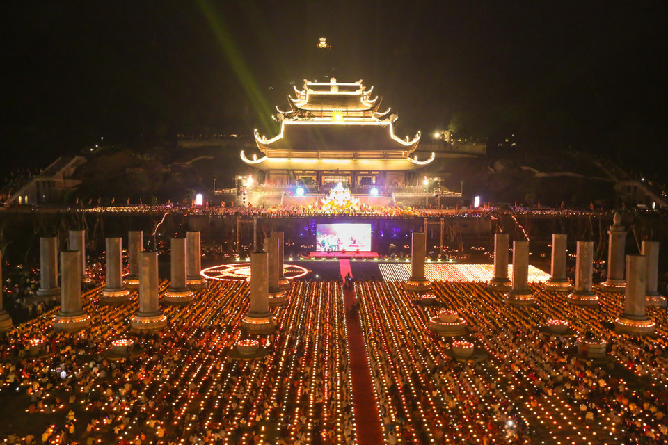 Mỗi ngọn đèn hoa đăng được đốt lên, mỗi người cầu nguyện vào đó một tâm niệm thiện lành, một tâm niệm an lạc cho mình và cho mọi người. Mỗi ngọn đèn trên tay là ánh sáng xóa hết mọi khổ đau để cùng nhau xây dựng một cuộc sống tươi đẹp. (Ảnh: Minh Sơn/Vietnam+)