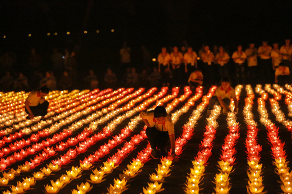 Lễ hội hoa đăng cầu hòa bình thế giới ở Đại lễ Vesak 2019 là nơi con người tìm về với những ước nguyện, sự may mắn, những điều an lành. (Ảnh: Minh Sơn/Vietnam+)