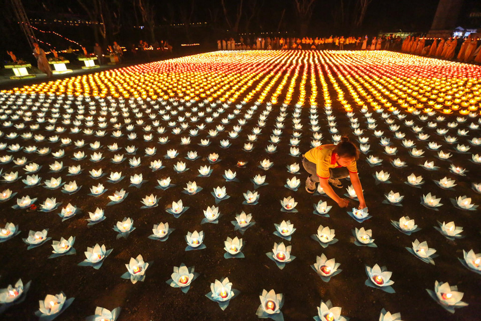 Trong lễ hội hoa đăng cầu nguyện hòa bình thế giới thu hút hơn 5 vạn Phật tử tham gia, có 200 tăng ni và 10.000 phật tử ngồi thiền, tụng kinh cầu nguyện. (Ảnh: Minh Sơn/Vietnam+)