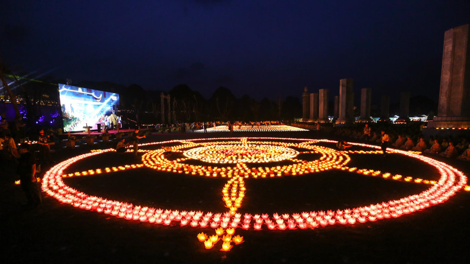 Tham dự lễ hội hoa đăng có nhị vị Phó Pháp chủ Hội đồng Chứng minh Giáo hội Phật giáo Việt Nam gồm: Hòa thượng Thích Đức Nghiệp và Hòa thượng Thích Thanh Đàm; Hòa thượng Thích Thanh Nhiễu - Phó chủ tịch thường trực Hội đồng Trị sự Giáo hội Phật giáo Việt Nam chư tôn Hòa thượng; các Thượng tọa, Đại đức, tăng ni,... (Ảnh: Minh Sơn/Vietnam+)