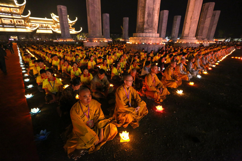 Phát biểu tại lễ hội hoa đăng cầu hòa bình thế giới, Phó Thủ tướng Chính phủ, Bộ trưởng Bộ Ngoại giao Phạm Bình Minh gửi tới các vị giáo phẩm, phật tử Việt Nam và quốc tế lời chúc tốt đẹp trong tình thân ái và hữu nghị. (Ảnh: Minh Sơn/Vietnam+)
