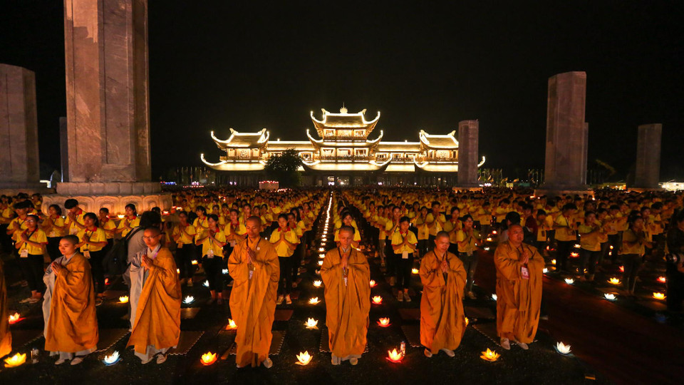 Điểm nhấn của chương trình là nghi thức 'Truyền đăng' - Cầu nối sự truyền thông giữa Phật và chúng sinh. Trong giờ phút thiêng liêng, ánh sáng từ bi, ánh sáng trí tuệ được trao truyền đến hàng vạn Phật tử. (Ảnh: Minh Sơn/Vietnam+)
