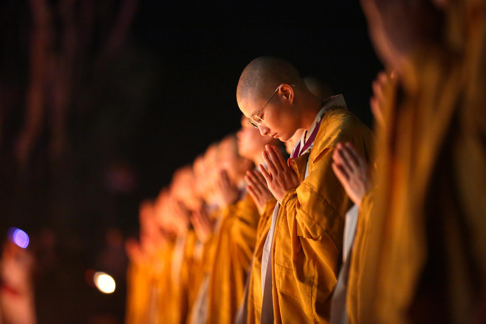 Đêm hội được tổ chức với ý nghĩa thiêng liêng cao cả, nhằm cầu nguyện quốc thái dân an, thế giới hòa bình, nhân dân an lạc. (Ảnh: Minh Sơn/Vietnam+)