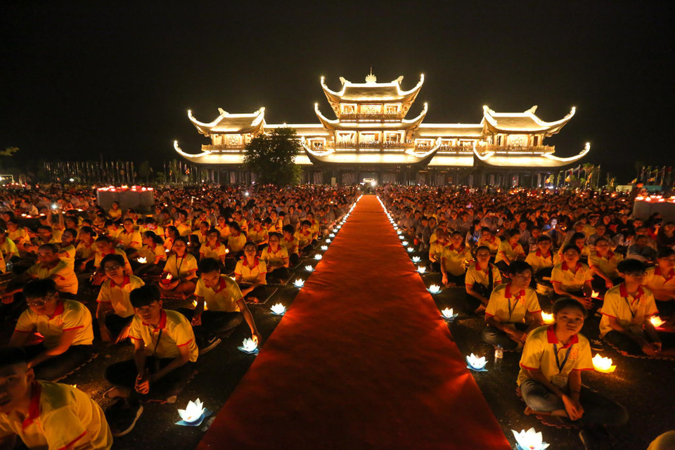 Trong bầu không khí trang nghiêm và thanh tịnh, đúng 19h tối, hàng vạn Phật tử đã tề tựu đông đủ, thành kính cung nghinh Chư tôn đức quang lâm chứng minh cho buổi lễ. (Ảnh: Minh Sơn/Vietnam+)